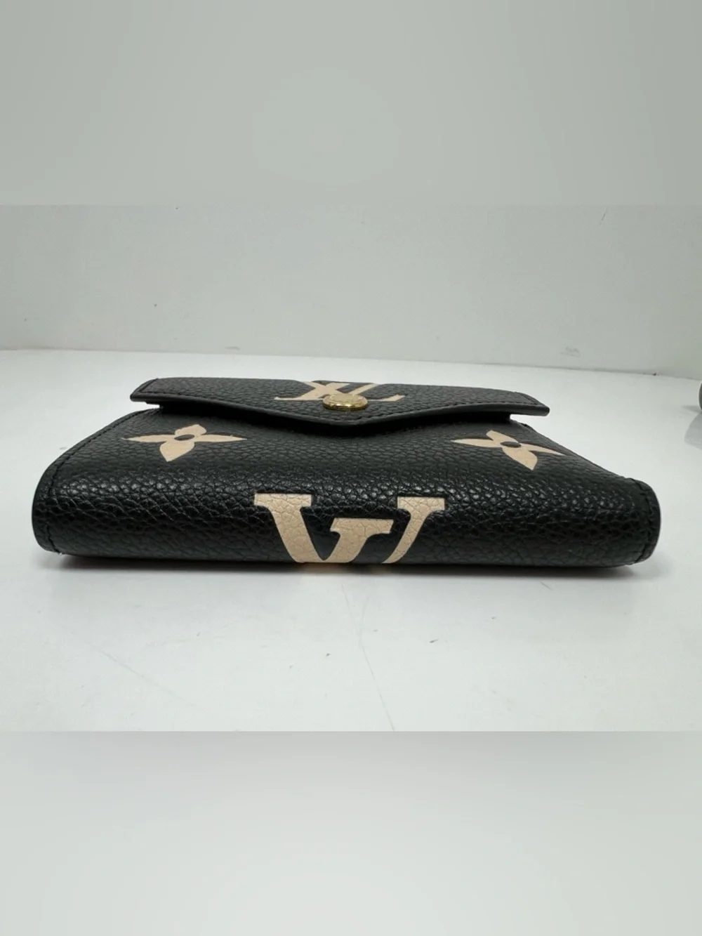 LOUIS VUITTON Portefeuille Victorine Monogram Bicolor Empreinte